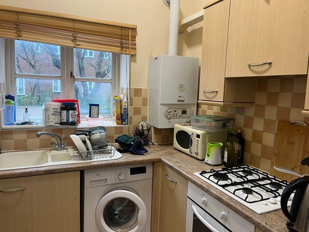 Lot: 83 - TOWN CENTRE FLAT WITH PARKING - Kitchen